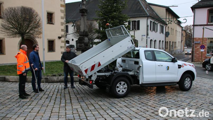 Bürgermeister Edgar Knobloch probierte die Kipp-Funktion des Ford Pickup unter Aussicht von Bauamt-Mitarbeiter Pascal Hofmann und Bauhofleiter Alexander Waschkewitz (von rechts) selbst aus. Bild: sne