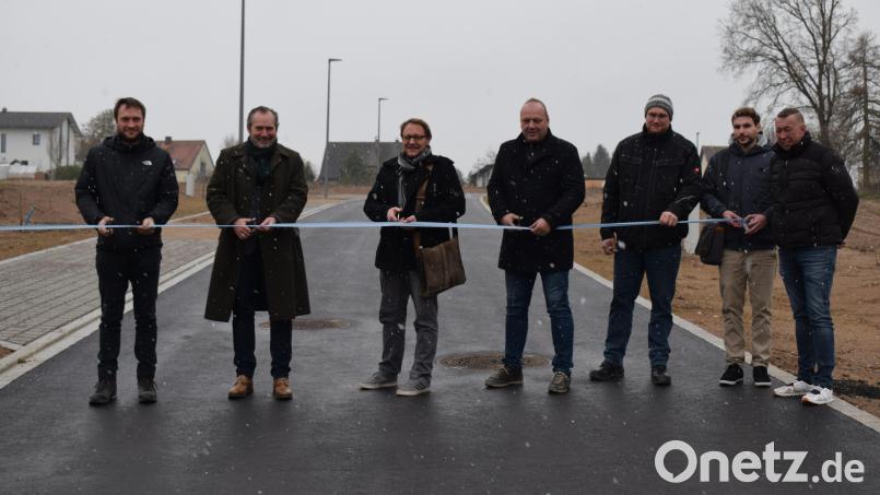 Bürgermeister Frank Zeitler (Zweiter von links) und Wolfgang Vetter vom Ingenieurbüro Weiss (Dritter von links) durchtrennten das Absperrband und gaben das Baugebiet "Perschen" zur Bebauung frei. Mit anwesend waren Mitarbeiter der Firma Seebauer und der Bauverwaltung. Bild: bnr