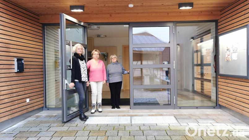 Hereinspaziert: Manuela Singer-Bartos (von links), Rita Köppl und Rita Reiter von der Hospizinitiative des Caritas-Kreisverbands Schwandorf bieten ab Januar ein Trauercafé im Pfarrheim Niedermurach an. Bild: Portner