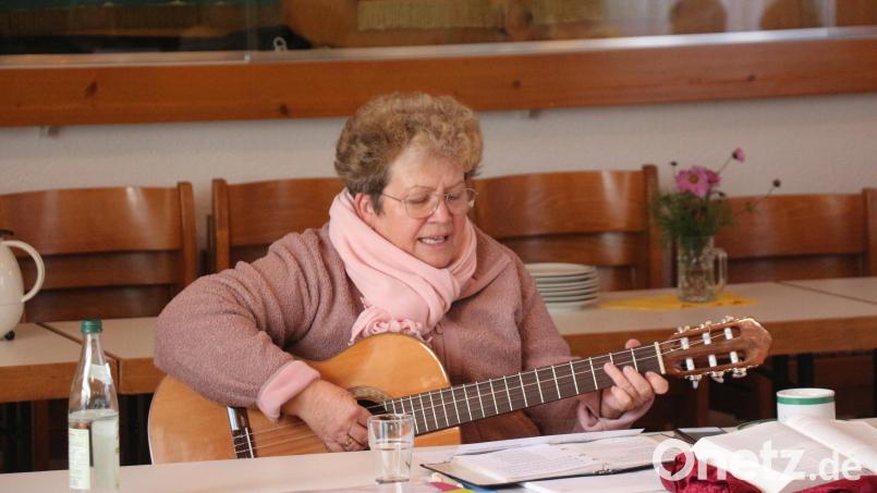 Der Frauenbund Kastl hatte Birgitt Pfaller aus Regensburg zu seinem Einkehrtag eingeladen. Zum Thema &quot;Wie im Himmel, so auf Erden“ entwickelte sie mit den Frauen einen bewussten Bezug zum Evangelium. Bild: rpp