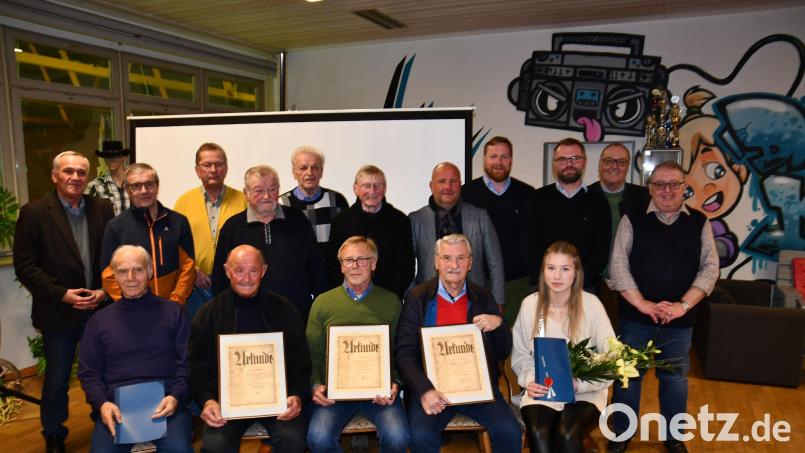 Die Vorstandschaft der SpVgg SV weiden mit Vorsitzendem Michael Kurz (Fünfter von rechts) mit den Geehrten und den drei Ehrenmitgliedern Willi Leitermann, Erich Dippl und Karl-Heinz Luber (Mitte von links nach rechts sitzend) Bild: Dagmar Nachtigall/exb