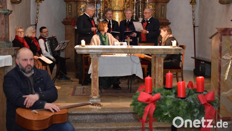 Sänger und Musikanten stimmten beim altbayerischen Adventssingen in der St. Anna Kirche auf Weihnachten ein. Bild: bnr