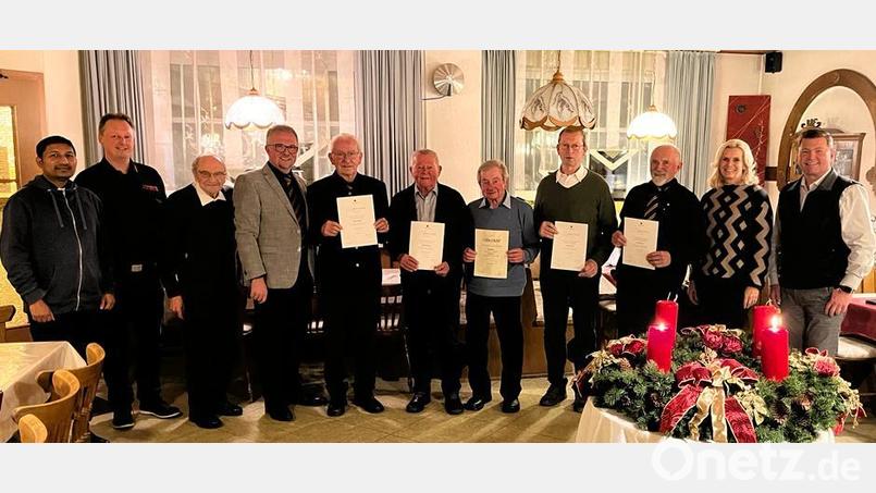 Pater John Gali, Zweiter Vorsitzender Stefan Kabitschke, Präses Pater Reinhold Schmitt, Kolping-Senior Thomas Müllner (von links) danken den langjährigen Mitgliedern Albert Müllner, Johann Rewitzer, Josef Uschold (alle 60 Jahre), Herbert Stahl und Lothar Baier (beide 50 Jahre) für ihre Treue zur Kolpingsfamilie. Bürgermeister Rainer Rewitzer und Zweite Bürgermeisterin Andrea Lang (von rechts) schließen sich den Dankeswünschen an. Bild: bey