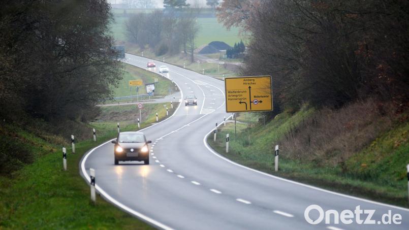 Kurz nach der Kreuzung Weiherhammer / Artesgrün auf der Staatsstraße 2238 ist am Dienstag ein tödlicher Verkehrsunfall passiert. Ein in Richtung Weiden fahrender Lkw erfasste einen Fußgänger. Bild: Gabi Schönberger