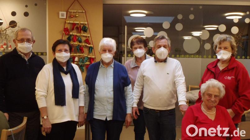 Wie alle Jahre erfüllte der Förderkreis Altenhilfe der Tagespflege-Leiterin Birgit Seidl (rechts) zum Barbaratag einen Wunsch – dieses Mal die Anschaffung eines Whiteboards. Von links: Schatzmeister Reinhold Birner, Zweite Bürgermeisterin Bärbel Birner, stellvertretende Förderkreisvorsitzende Hildegard Kohl, Vorstandsmitglied Heidi Flierl und Vorsitzender Werner Schulz. Sitzend vorne: Tagesgast Barbara Strobl. Bild: u