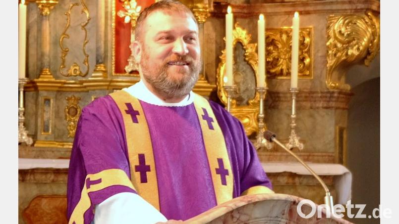 Der neu geweihte Diakon Pater Vinzenz Schlosser bei seiner ersten Predigt in der Miesbergkirche. Bild: mab