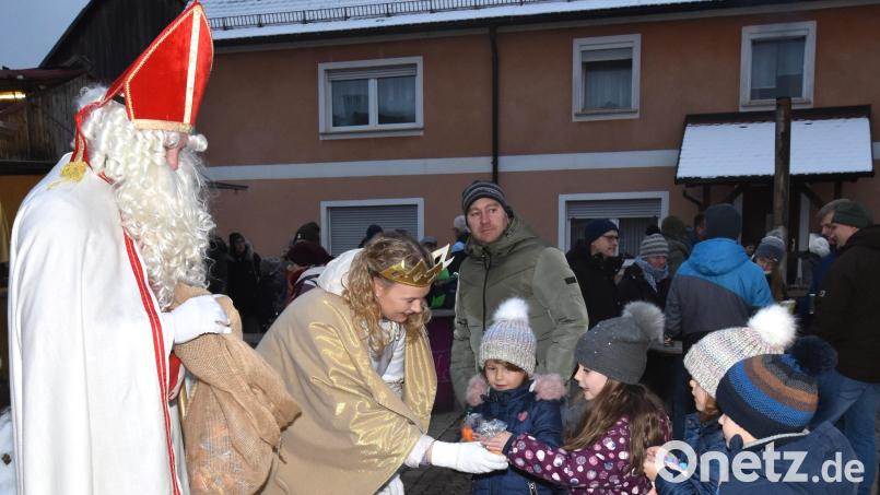Christkind und Nikolaus erfreuen die kleinen Besucher der Dorfweihnacht mit kleinen Geschenken. Bild: no
