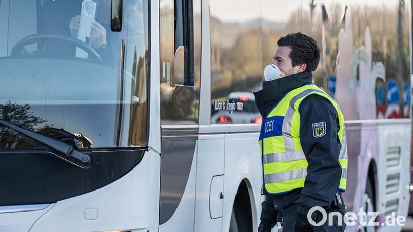 Bei der Kontrolle eines Busses, entdeckten Beamten einen zweifach gesuchten Mann. Bild: alexandra stolze