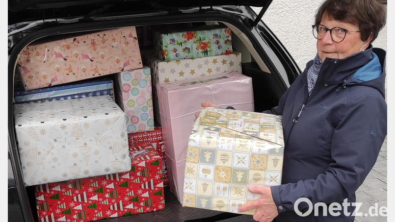 Elke Kirchberger beim Transportieren der Päckchen zur Verladestation. Viele abgegebene Päckchen befinden sich bereits auf dem Weg zu den bedürftigen Menschen. Bild: Erwin Kirchberger/exb