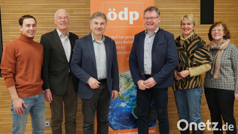 Die ÖDP geht mit den Kandidaten (von links) Felix Sailer, Arnold Kimmerl, Alfred Damm, Martin Prey, Heidi Eckl und Anneliese Brock in den Landtags- und Bezirkstagswahlkampf. Bild: Hirsch