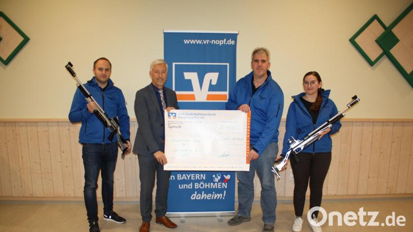 Auf 2900 Euro summierten sich die Spenden aus einem &quot;Crowdfunding&quot;-Aufruf des Kastler Schützenvereins (links Sportleiter Lukas Haberkorn, von rechts Jugendleiterin Maria Kausler und Vorsitzender Wolfgang Raps), die die VR-Bank Nordoberpfalz (Zweiter von links Regionalmarktleiter Stefan Schedl) auf 5400 Euro aufstockte. Das Geld ist für zwei Jugend-Übungsgewehre und Schutzausrüstung bestimmt. Bild: bjp