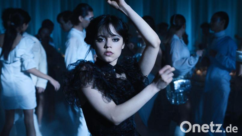 Jenna Ortega als Wednesday Addams beim Tanzen. Bild: -/W Courtesy of Netflix © 2022/dpa