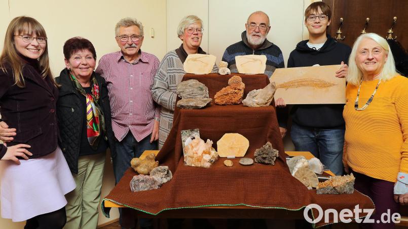 Beim Jahresabschluss der Freunde der Mineralogie und Geologie wurden die schönsten Funde prämiert. Von links: Aleksandra Vejde, Christa Schenk, Hans Schenk, Dr. Christine Paschen (Vorsitzende), Gustav Steyer (2. Vorsitzender), Johannes Rosenboem und Irene Kugler (Kassiererin und Schriftführerin). Bild: Wolfgang Steinbacher