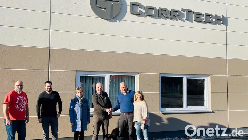 Die Firma Corrtech gehört ab 1. Januar 2022 zur Meierhöfer-Gruppe. Von rechts: die bisherigen Inhaber Karin Götz und Jürgen Götz, die Geschäftsführer Alfons und Gabi Meierhöfer mit Sohn Florian Meierhöfer sowie Fertigungsleiter Jürgen Bayerl. Bild: Bild: privat