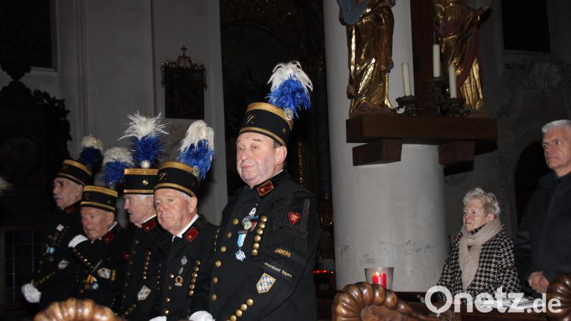 Der Kreis der Zeitzeugen des Amberger Bergbaus schrumpft alle Jahre mehr. Dennoch halten die ehemaligen Steiger an ihrer Tradition der Barbarafeier in der Georgskirche fest. Bild: ads