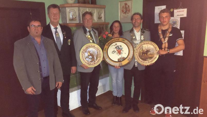 Königsproklamation bei Eichenlaub-Lohengrin: Im Bild von rechts Fabian Stock, Klaus Herneczky, Sonja Herneczky (in Vertretung der Schützenliesl Sabine Queck) und Berthold Meierhöfer. Den Siegern gratulierten (von links) Marktrat Michael Klarner und Gauschützenmeister Manfred Zölch. Bild: Schützenverein Eichenlaub-Lohengrin/exb