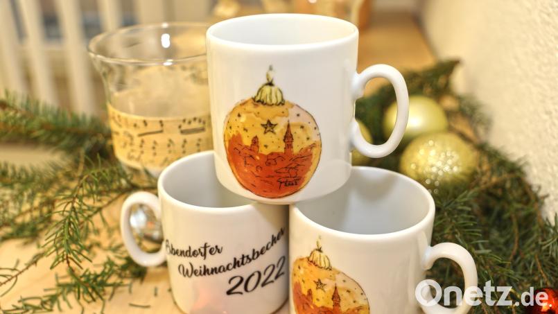 Der Weihnachtsbecher 2022 ist im Erbendorfer Rathaus erhältlich. Bild: njn