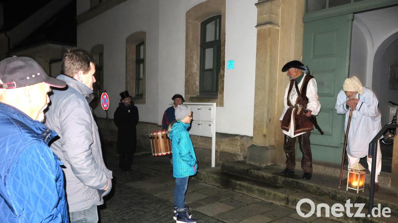 Vor dem Asyl in der Trautenbergstraße traten Hans Rösch als Christof Adam von Trautenberg (Zweiter von rechts) und Heiner Dworzak (rechts) als getreuer Bruder Josef auf. Bild: jzk