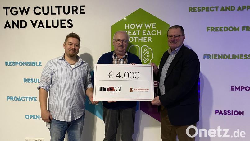Geschäftsführer Ralf Klausnitzer (rechts) und Betriebsratsvorsitzender Christian Salomon (links) übergeben den Scheck an Herbert Putzer, Vorsitzender der Kinderkrebshilfe in der Region Oberpfalz-Nord. Bild: TGW/exb