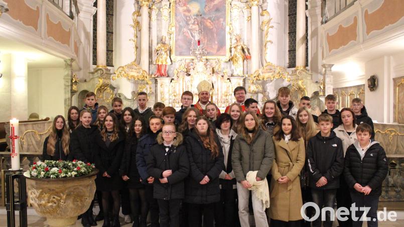 Insgesamt 34 Jugendliche aus zwei Pfarreien wurden in Auerbach gefirmt. Bild: Fabian Gottschalk/exb