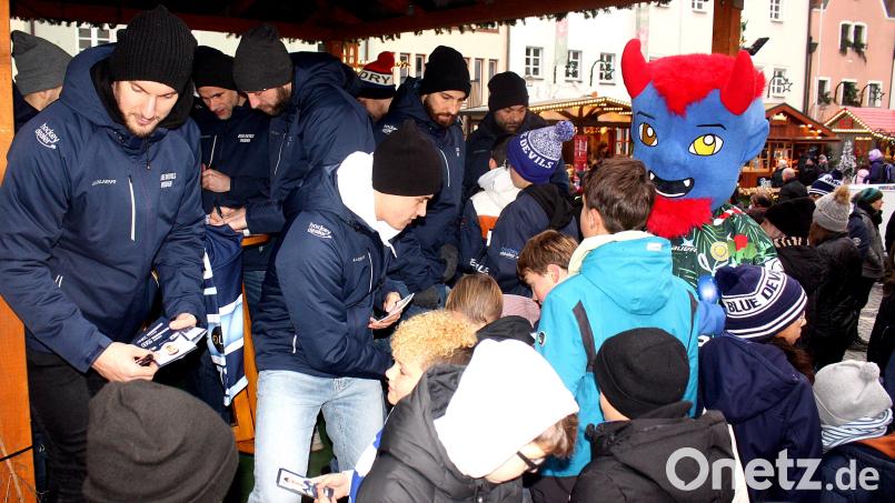 Bei der ersten Autogrammstunde der Blue Devils nach der Pandemie stehen die Fans reihum. Bild: R. Kreuzer