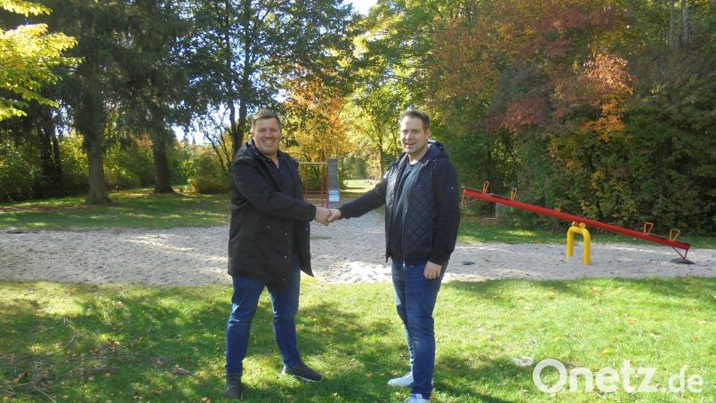 Die beiden Jugendbeauftragten der Stadt Schnaittenbach, Thomas Hottner (links) und Daniel Hutzler, sind sich einig, dass der Mehrgenerationen-Spielplatz am Bürgerwald eine Bereicherung für alle Schnaittenbacher wäre. Bild: ads