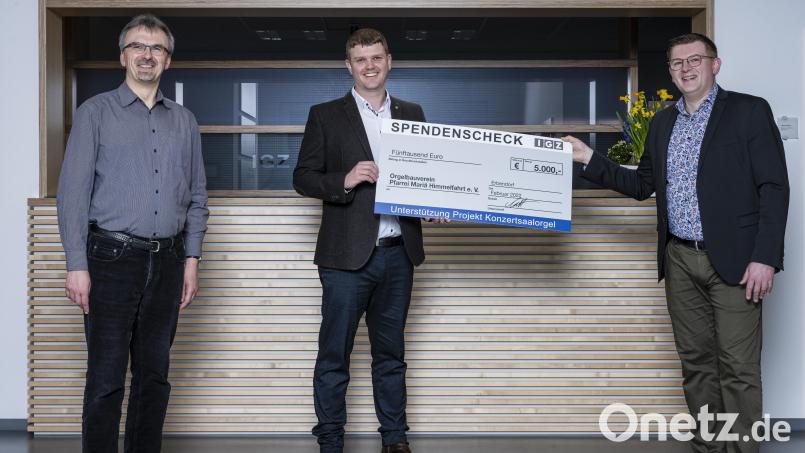 Pfarrer Martin Besold (von links), IGZ-Geschäftsführer Christian Mattes und Pfarrgemeinderats-Sprecher Holger Popp bei der Spendenübergabe mit dem Scheck in Höhe von 5000 Euro. Bild: Bernd Schönfelder/exb
