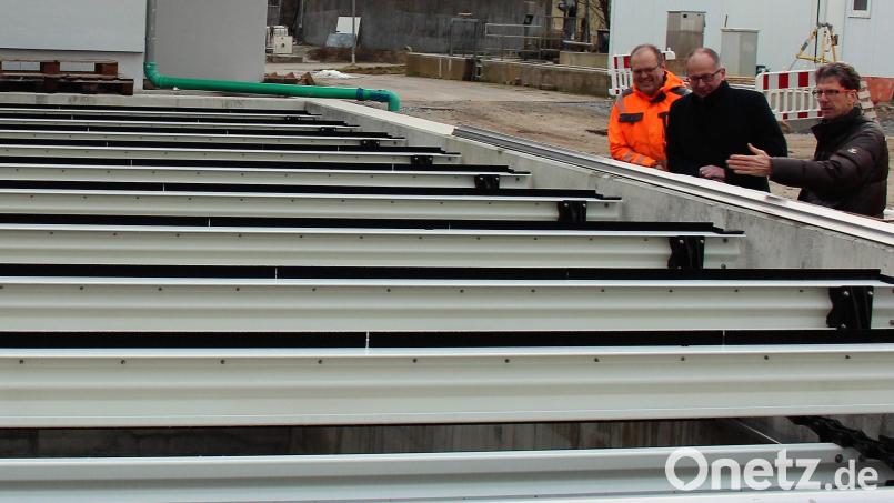 Während der Bauphase erläuterte Ingenieur Stefan Haider Bürgermeister Roman Schäffler (von rechts), was es mit der Flotation auf sich hat. Bild: stg