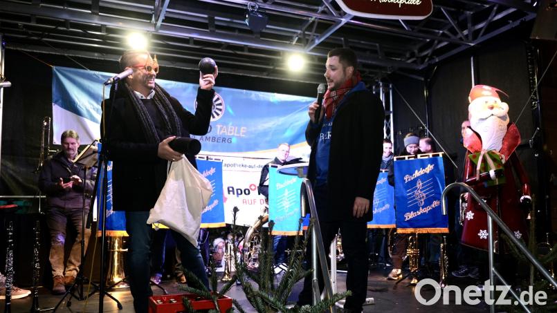Die Moderatoren Andreas Diehl (links) und Stefan Fuchs (rechts) boten den zahlreichen Marktbesuchern bei der Christbaumversteigerung einen unterhaltsamen Nachmittag Bild: usc