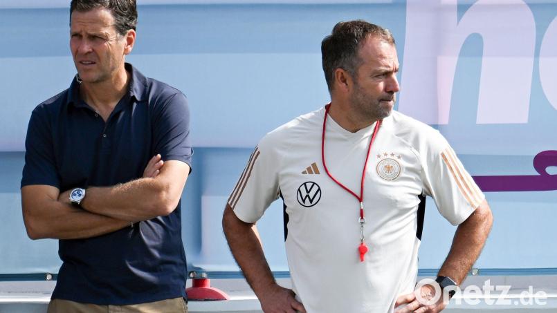 Oliver Bierhoff (links) ist als DFB-Sportdirektor von Bord gegangen. Bundestrainer Hansi Flick hat damit seinen engsten Vertrauten im Umfeld der Nationalmannschaft verloren. Bild: Federico Gambarini