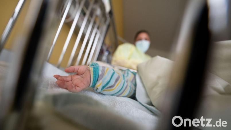 Das RS-Virus und die Influenza bringen bayernweit Kliniken ans Limit. Das Klinikum St. Marien hat jetzt auf die angespannte Situation reagiert und die Bettenkapazität der Kinderklinik erhöht. Symbolbild: Marijan Murat/dpa