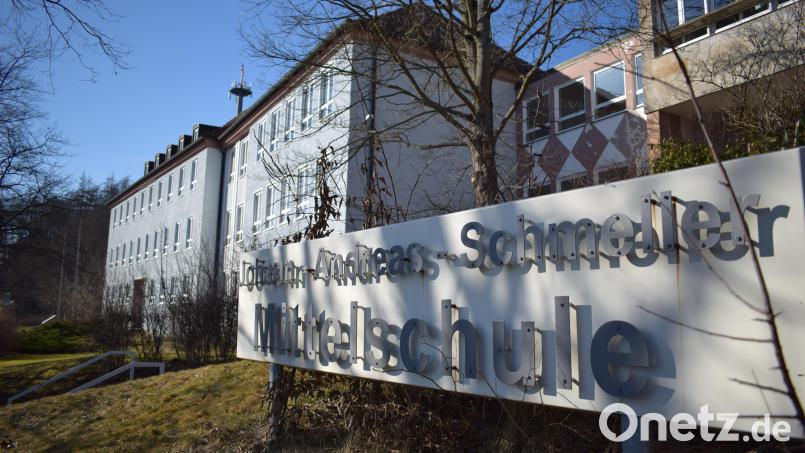 Jürgen Bayer, Schulleiter der Johann-Andreas-Schmeller-Mittelschule in Tirschenreuth, stellte das neue pädagogische Konzept für die Schule vor. Nach der Generalsanierung ist dort statt Frontalunterricht ein Lernen in der &quot;Cluster&quot;-Struktur möglich. Bild: szl