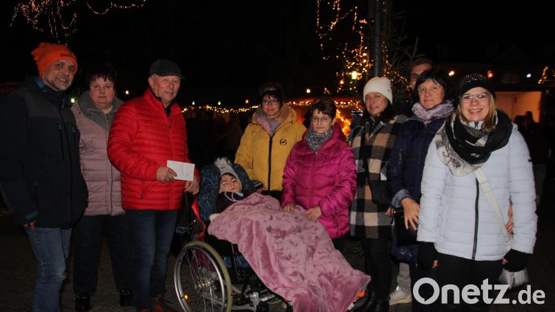 300 Euro übergab der Vorsitzende der "D' Hankerler", Hans Eichhammer (Dritter von links), an Behindertenbeauftragte Petra Zanner (Bildmitte). Bild: kro