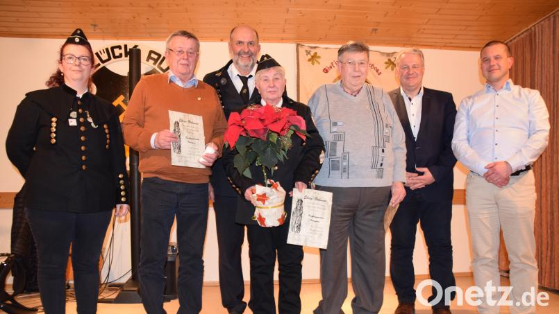Ehrungen beim Bergknappenverein Königstein (von links): Birgit Stollner, Hans Koch, Manfred Stollner, Hildegard Bär, Erwin Graf, Landrat Richard Reisinger und Bürgermeister Jörk Kaduk Bild: wku