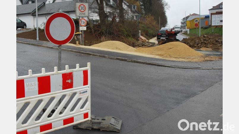 Ab Montag, 12. Dezember, kommen die Schilder weg, die Sperrung der Gümbelstraße wird aufgehoben, erklärt Josef Trettenbach vom Tiefbauamt Amberg. Bild: gsp