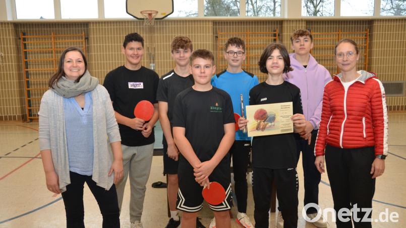 Die Tischtennisspieler der Lobkowitz-Realschule gewannen den Kreisentscheid. Kreisobfrau Nikola Wolfrath aus Vohenstrauß (rechts) und Lehrerin Carolin Plödt aus Neustadt/WN (links) gratulierten den Siegern. Bild: dob