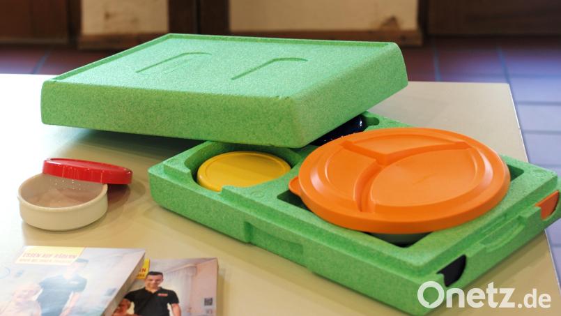 Nina Brunner hatte zu ihrem Vortrag über Essen auf Rädern auch eine Box mit Behältern mitgebracht, in denen der ASB Jura Auerbach die Menüs ausliefert. Bild: no