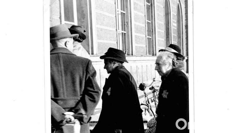 Dieses Bild zeigt die Witwen Adelheid Kohner (geb. 1885) und Paulina Steinhart (rechts, geb. 1884) auf dem Weidener Bahnhof bei ihrer Deportation. Sie gehörten zu den letzten Weidener Juden. Wer 1942 noch in der Stadt lebte, wurde deportiert und ermordet. Bild: Stadtarchiv Weiden