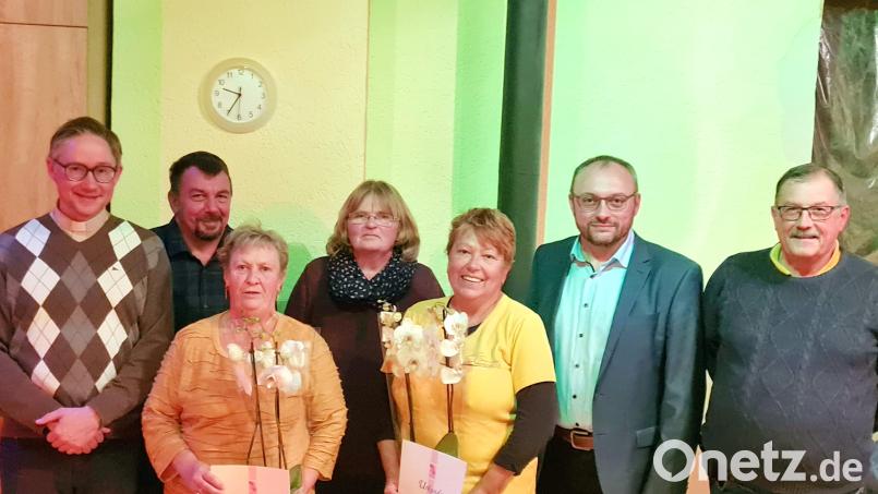 Als neuer Präses sagt Pfarrer Adam Karolczak (links) der KAB zu. Sieglinde Schwarz und Rosita Wittmann (vorne, von links) empfangen Ehrungen. Bild: fjo