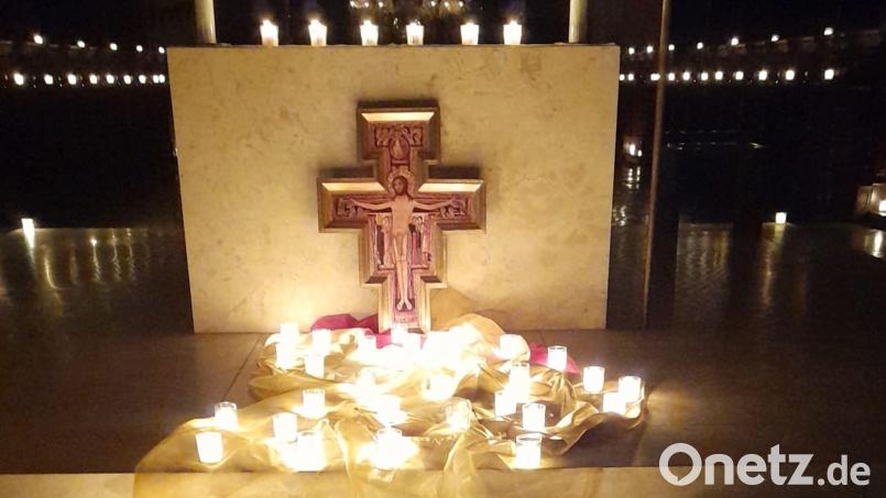 Zur "Nacht der Lichter" waren in der Basilika unzählige Kerzen angezündet worden. Bild: Gertrud Hankl/exb