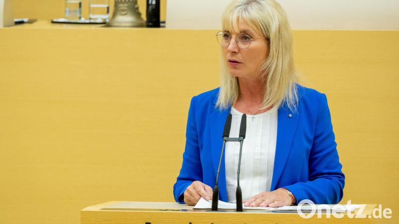 Ulrike Scharf (CSU) spricht. Bild: Peter Kneffel/dpa/Archivbild