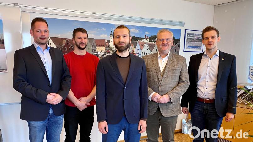 Johannes Stapf (Mitte) wurde als neuer Klimaschutzmanager der Stadt im Rathaus begrüßt. Bild: Stadt Schwandorf/exb