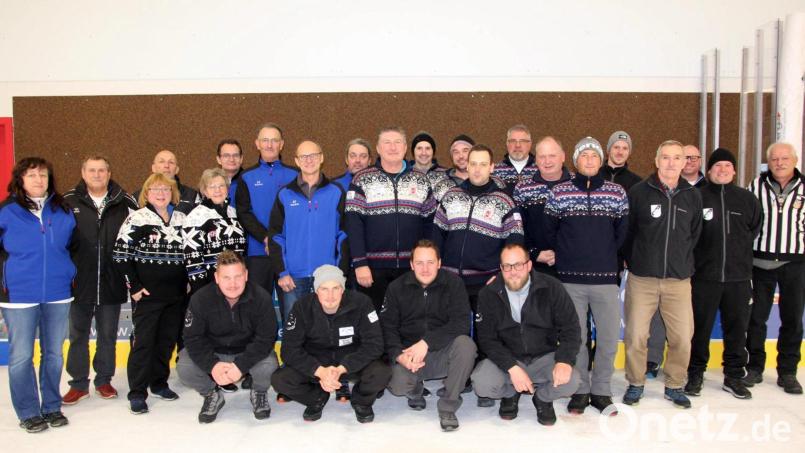 Sieger des Eisstockturniers in der Eishalle Mitterteich wurden die Sportfreunde Kondrau (blaue Trainingsjacken) und der SV Hagelstadt (rechts daneben). Bild: kro