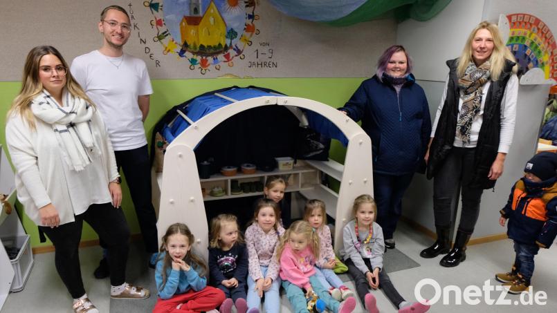 Freude bei den Kindern und Freude bei der Kindergartenleitung über das neue Spielhäuschen. Stehend, von links: Svenja Horn, Sebastian Reil, Alexandra Gailitzdörfer und Katja Kreuzer. Bild: le
