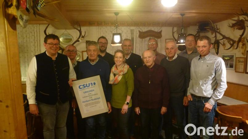 Den treuen CSU-lern gratulierten auch CSU-Vize Ludwig Biller und JU-Vorsitzender Julian Kraus aus Weiherhammer ( hintere Reihe 3. und 4. von rechts) Bild: exb Bild: exb