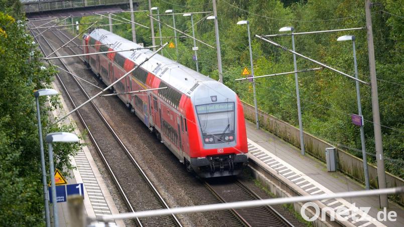 Ein Regionalzug der Deutschen Bahn fährt durch einen Bahnhof. Bild: Jonas Walzberg/dpa/Symbolbild