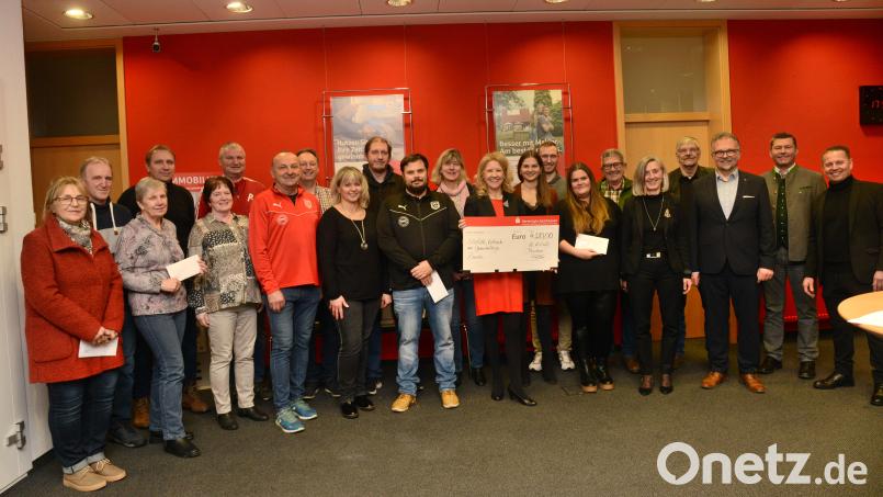 Vorstandsvorsitzender Gerhard Hösl, Bürgermeister Rainer Rewitzer, Thomas Müllner und Filialdirektorin Monika Höllerer (von rechts) freuen sich an dreizehn Pleysteiner Vereine und Organisationen eine Gesamtspende von 4.220 Euro übergeben zu können. Bild: bey
