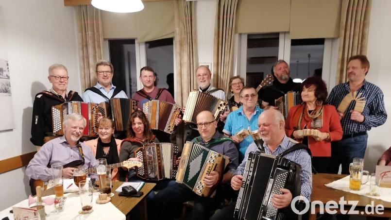 Sehr zur Freude der vielen Volksmusikfreunde spielte ein klangvolles Harmonikaorchester beim Musikantenstammtisch in Kemnath bekannte und beliebte Volksmusikstücke. Bild: jzk