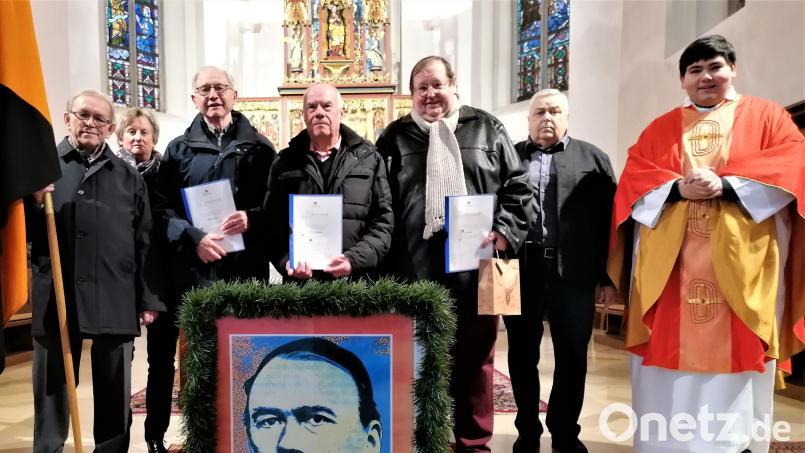 Präses Ramon Rodriguez und Vorsitzender Rudi Schmidt (von rechts) überreichten Robert Mark, Alfred Bäuml, Rudi Kuhn und Rudi Schmidt (Dritter bis Sechster von links) Urkunden und je ein kleines Präsent für ihre langjährige Treue zur Kolpingsfamilie in Tirschenreuth. Bild: kod