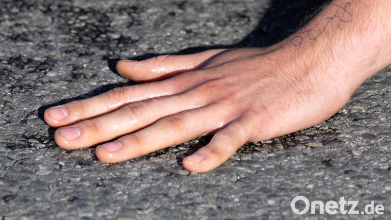 Ein Klimaaktivist hat seine Hand auf die Fahrbahn geklebt. Im Landtag hält sich daher das Verständnis für die Protestformen der &quot;Letzten Generation&quot; in engen Grenzen. Bild: Sven Hoppe/dpa